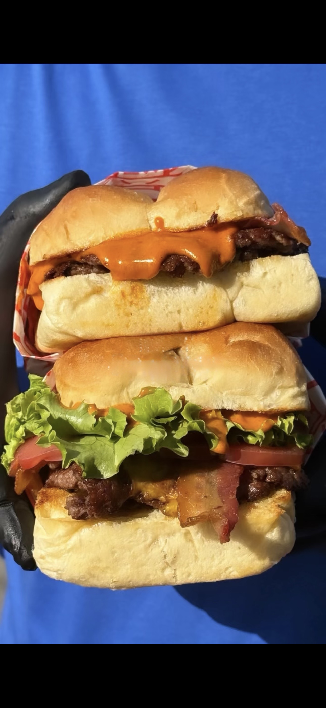Panino Slyder con insalata, pomodoro e bacon